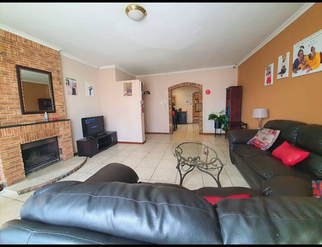 4 BEDROOM HOUSE FOR SALE IN TOWNSEND ESTATE